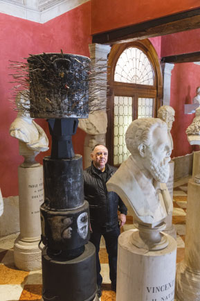 Roberto Fabelo en medio de su majestuosa instalación.