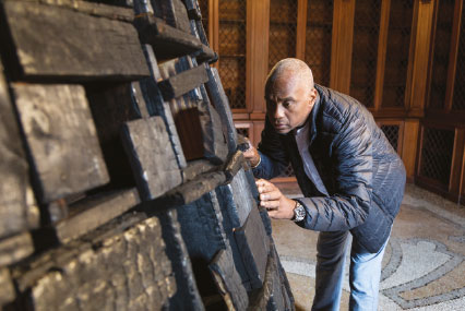 Roberto Diago precisa elementos en la obra expuesta.