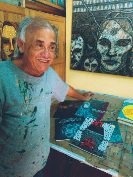 Manuel López Oliva junto a su catálogo y la revista Arte por Excelencias con una obra suya de portada.