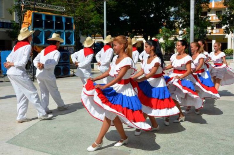 personas bailan con trajes típicos en Cuba 