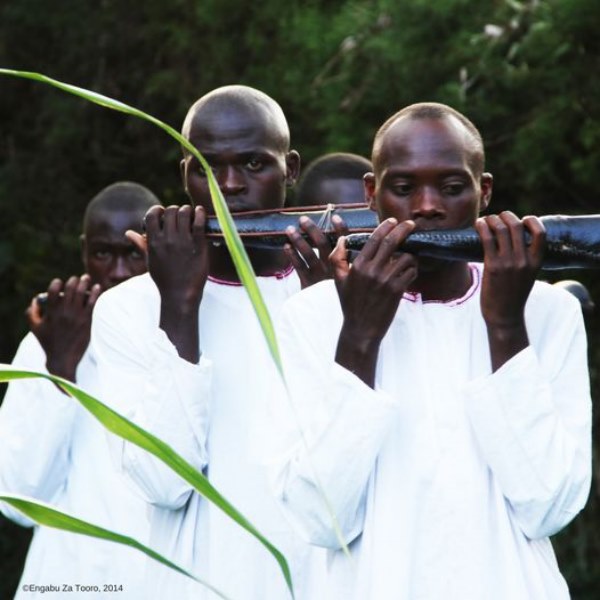 representantes de pueblos indígenas tocan instrumentos típicos