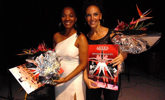 Las Maestras Bárbara Ramos y Gabriela Fabro reciben el reconocimiento del Consejo Provincial de las Artes Escénicas por los 30 años de la compañía  cubana.