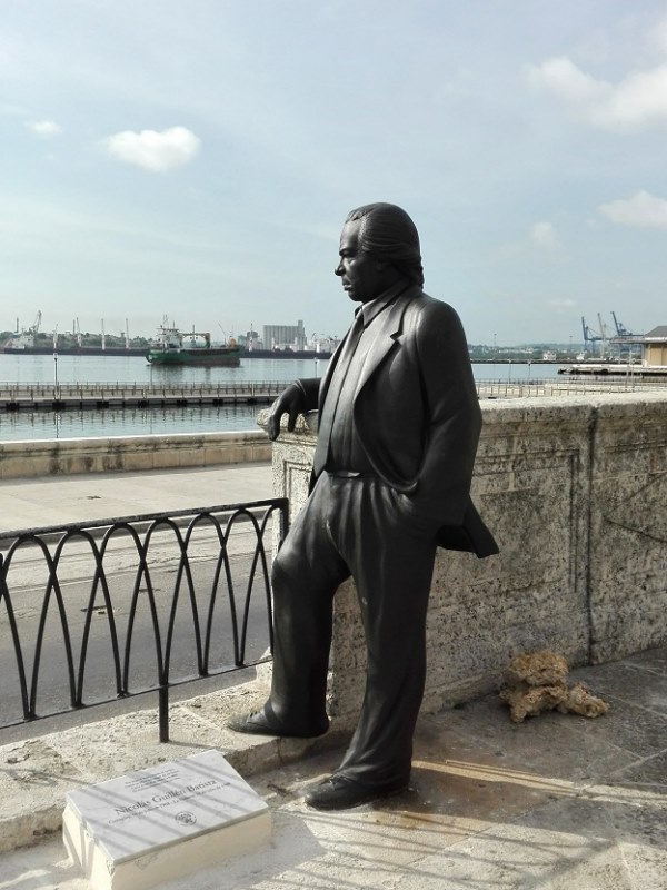 Estatua de Nicolás Guillén en La Habana 