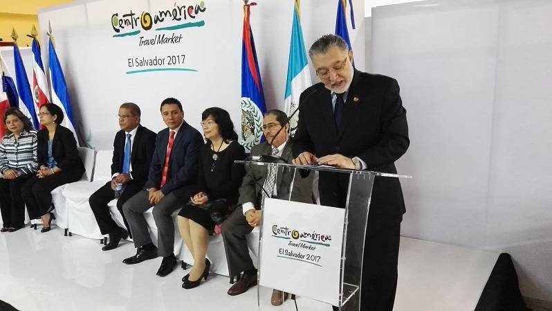 persona en podio y otras sentadas