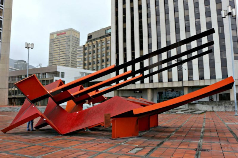 Escultura Nave Espacial, Bogotá. Tomada de https://www.bacanika.com