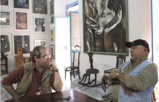 Nelson y el autor de la entrevista en la Galería Los Oficios en La Habana Vieja.