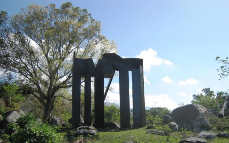 Entrada a las Piedras Sagradas, pieza de Eduardo Ramírez, emplazada en el prado de las Esculturas, en Santiago de Cuba. foto cortesía Fundación Caguayo