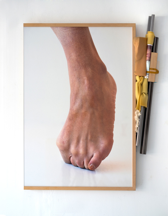 obra de arte-pie junto a pinceles