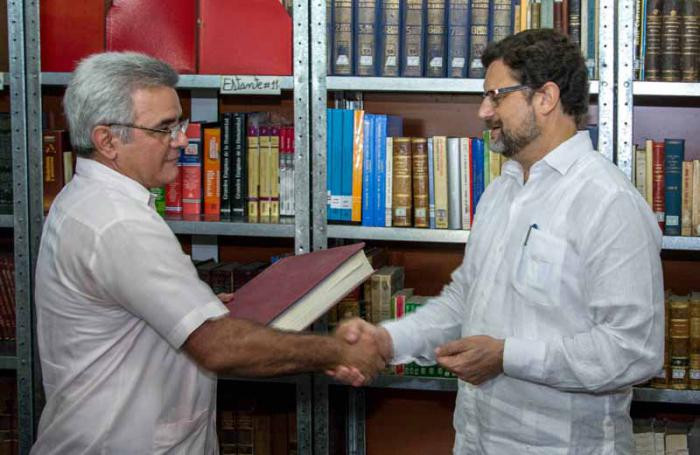 El Instituto de historia español realiza donación de libros a Cuba 