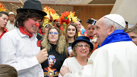 Circo cubano actúa ante el Papa Francisco