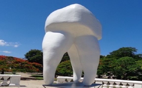 Exhiben monumento a la muela en Bienal de La Habana