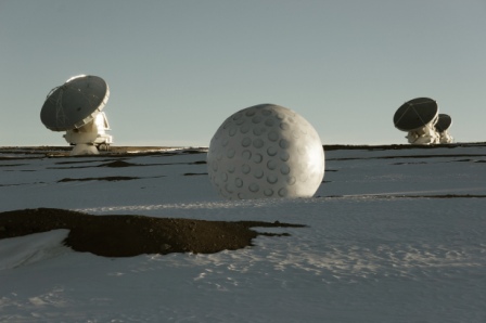 Juego Mixto de Dagmara Wyskiel: gigantesca pelota de golf recorre paisajes extremos de Chile