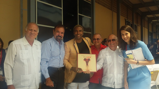 La disquera cubana Egrem envía al presidente Barack Obama vinilo de Van Van producido junto a Sony Music