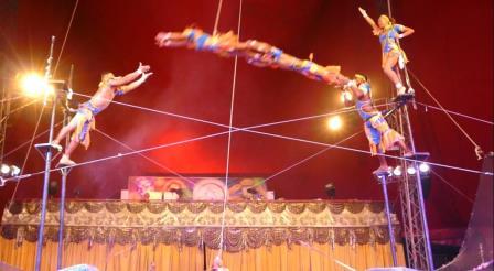 Música tradicional cubana acompaña en vivo electrizante espectáculo de circo en La Habana 