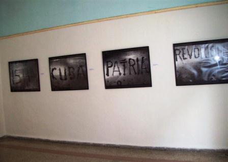 Artistas cubanos contraponen imágenes y textos en Bienal habanera