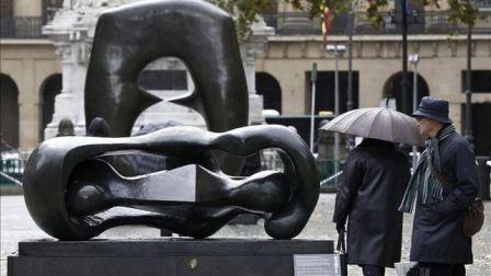 Seis esculturas de Henry Moore convierten Pamplona en una "galería de arte" 