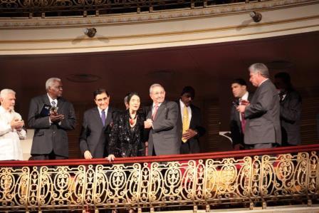 Presidente cubano asiste a gala por aniversario 57 de la Revolución