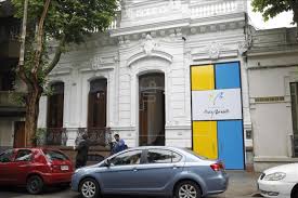 Honran a Benedetti con la inauguración de la nueva sede de su fundación en Uruguay