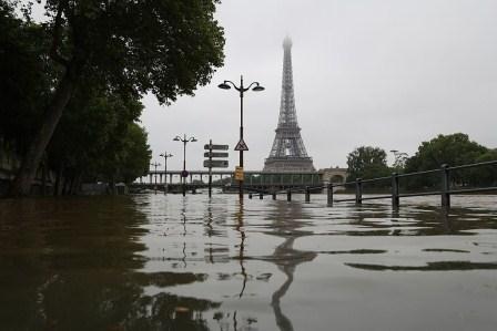 Louvre and Musée d'Orsay Close in Emergency Measure Against Seine Flooding