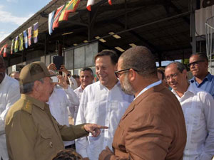 Presidente panameño visitó centro cultural acompañado de Raúl Castro 