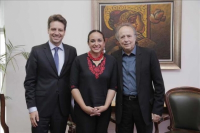 El parlamento de Ecuador condecora al cantante español Joan Manuel Serrat 