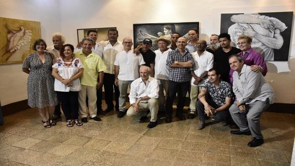 Los artistas con personalidades invitadas, entre ellos José Carlos de Santiago, Presidente del Grupo Excelencias
