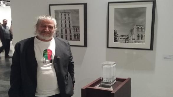Carlos Garaicoa en Art Basel junto a sus piezas de la serie Birlibirloque (hotel San Carlos) stand Elba Benitez España