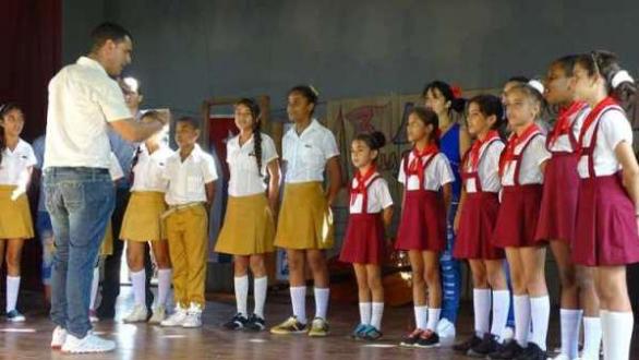 Coro de niños cubanos con instructor de arte 