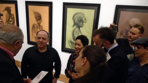 Culture Minister Alpidio Alonso talks with the artist before the press 