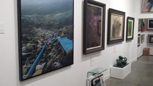Obras de artistas cubanos en espacio de la Galería Moleiros