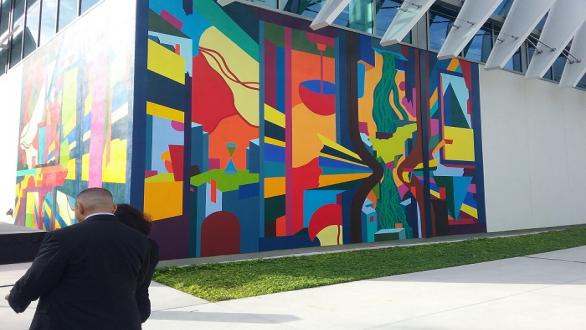 Mural en una de las esquinas del Miami Center Conventoon donde tiene lugar Art Basel