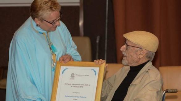 Roberto Fernández Retamar recibe el premio. Foto: ACN 