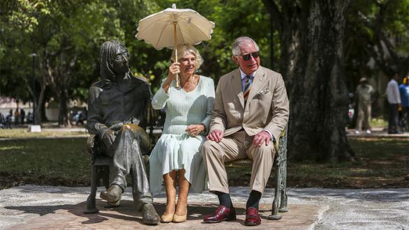 El Príncipe Charles de Inglaterra y su esposa Camila en el parque Lennon