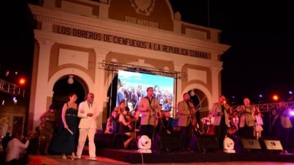 Una velada conmemorativa por los 200 años de Cienfuegos y el aniversario 80 de la Orquesta Aragón tuvo lugar este domingo en espera del 22 de abril. Foto: Modesto Gutiérrez Cabo/ Cubadebate 