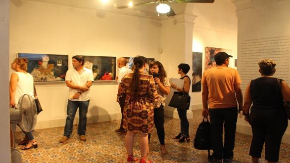 personas en exposición Bienal de la Habana 