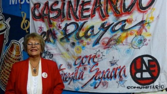 Teresita Segarra junto al cartel de Casineando en Cuba