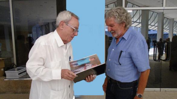 Eusebio Leal with the artist in the presentation of his catalog