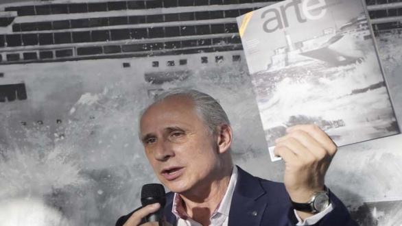 Mr. José Carlos de Santiago, president of the Excelencias Group, intervenes in the presentation of Arte por Excelencias magazine in its 45th edition
