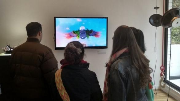 personas disfrutando de obras de arte en ARTBO fin de semana 2019
