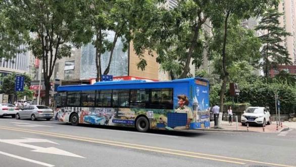 ómnibus circulando en China con imágenes cubanas