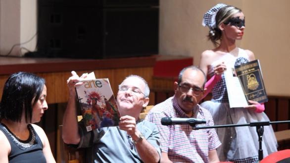 Personas presentando la revista arte por Excelencias en Holguín 