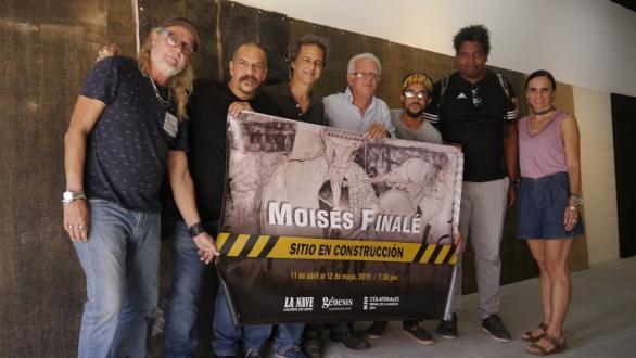 Artistas junto a Finalé y el cartel de la expo Sitio en Construcción 