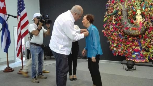 Receive documentarist Estela Bravo the Haydee Santamaría Medal