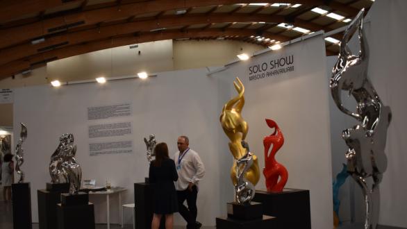Vista general de Art Marbella y stand de escultor iraní
