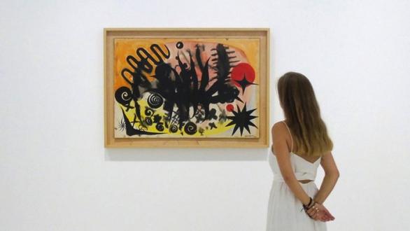 Mujer observa cuadro de Alexander Calder, Foto de la galería Elvira González