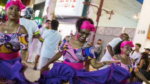 Mujeres bailando con trajes típicos en festival afrocaribeño