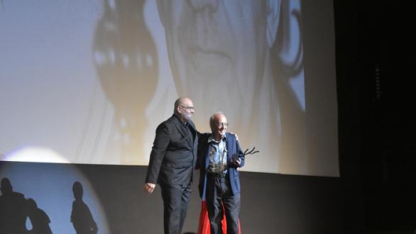 Iván Giroud entrega el Coral de Honor al director cubano Manuel Pérez Paredes