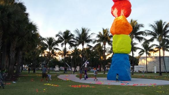 Vista de obra de arte en espacio público de Miami 