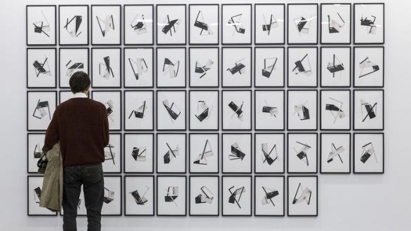 persona viendo cuadro de expo en Tate  Modern