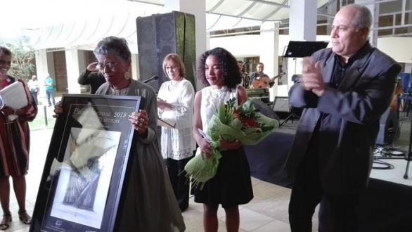 entrega premio nacional de artes plásticas a Lesbia Vent Dumois 